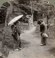 Frauen im Garten des Kinkaku-ji-Tempels, Kyoto, Japan, 1904