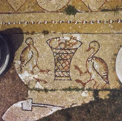 Libanon, Teil eines byzantinischen Mosaiks unter den Ruinen von Beit Meri.