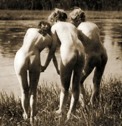 Die drei Grazien, ein weibliches Akttrio, um 1900