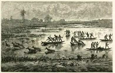 Antilopenjagd, jährliche Jagd während der Migration, Antilopen, die im Flusswasser verlangsamt werden, werden von Marutse-Kriegern geschlachtet, die sie im Gleichgewicht auf Kanus verfolgen. Gravur, um die Geschichte „Im Land der Marutses“ zu illustrieren,