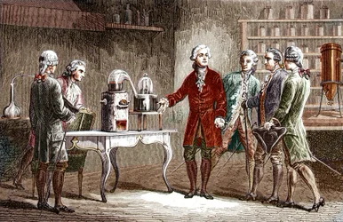 Antoine Laurent Lavoisier (1743-1894) führt die Zersetzung der Luft im Jahr 1776 durch - Antoine Laurent Lavoisier, englischer Chemiker, zeigt anderen Wissenschaftlern sein Experiment, das die Zusammensetzung der Luft im Jahr 1776 enthüllte - Gravur von Lo