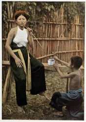 Asiatische Frau raucht Opium, um 1898