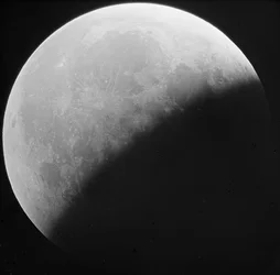Astronomische Glasplattenaufnahme der Mondfinsternis (1910)