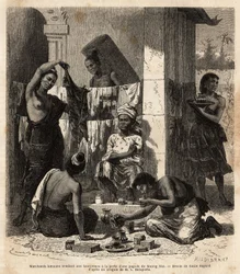 Burmesische Händler verkaufen Stoffe und Parfums an laotische Frauen an der Tür einer Pagode in Muong Mai. Gravur zur Illustration der Entdeckungsreise in Indochina, von Francis Garnier, Leutnant de Vaissseau, 1866-1868, veröffentlicht in „Le tour du mond