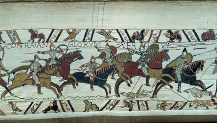 Eroberung Englands durch den Herzog der Normandie Wilhelm den Eroberer im Jahr 1066: die normannische Kavallerie greift in der Schlacht von Hastings an. Detail des Teppichs von Bayeux