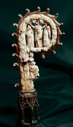 Bischofsstab aus Kupfer, Goldmetall und Elfenbein, darstellend die Kreuzigung