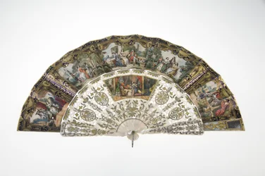 Fächer, ca. 1860, bedrucktes und bemaltes Papier, Perlmutt, Gold, Silber und Kupfermetalle, und Spiegel, Hersteller unbekannt
