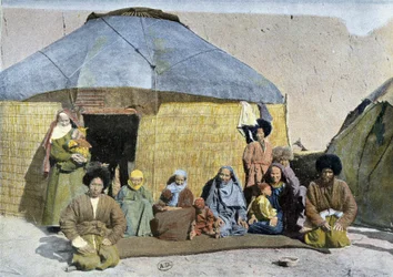 Gruppe von Tekes (russische Nomaden) vor ihrer Jurte, Ende 19. Jahrhundert