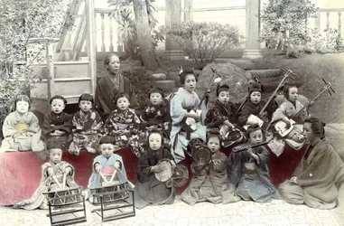 Japanische Kinder spielen Musik, Ende des 19. Jahrhunderts