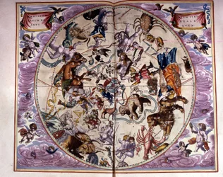 Himmelskarte und Tierkreiszeichen - Faksimile einer antiken Komposition, die die Sternbilder des nördlichen Himmels darstellt, nach der „Harmonia Macrocosmica“ von André Cellarius