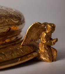 Reliquienkreuz. Metallschmiedearbeit mit Juwelen. Ursprung Abtei (Saint-Amand Tournai, ex-Elnone. 16. Jahrhundert. Detail unten)