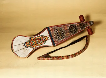 Saiteninstrument; Rabab (Rubab, Robab, Rebab, Rubob, Rawap). Ursprünglich aus Nordafrika