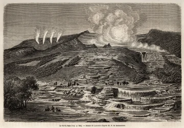 Die heiße Quelle von Te Tarata, umgeben von übereinander liegenden Terrassen aus weißem Silizium, links vier Geysire und rechts See und Wasserfall