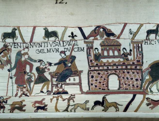 Die Boten des Königs von Normandie Wilhelm der Eroberer informieren ihn, dass Harold, der im Auftrag von König Eduard dem Bekenner aus England kam, von Graf Guy de Ponthieu gefangen genommen wurde. Detail des Teppichs von Bayeux