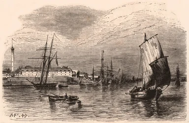 Ansicht des Hafens von Lorient, Morbihan, Bretagne, Frankreich: Segelboote und Boot im Vordergrund, Hafenanlagen und Leuchtturm im Hintergrund