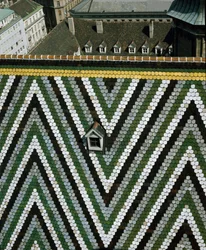 Ansicht des glasierten Ziegeldachs der Kathedrale