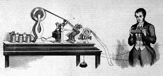 Der amerikanische Erfinder Samuel Finley Breese Morse (1791-1872) neben seinem Telegraphen. Gravur aus dem 19. Jahrhundert