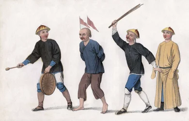 Eine Anklage wird vor Gericht gebracht. Um die Aufmerksamkeit der Öffentlichkeit zu erregen, sind rote Fahnen auf seinem Kopf befestigt und ein Mann schlägt den Gong. Gravur, in „Die Strafen der Chinesen“, London