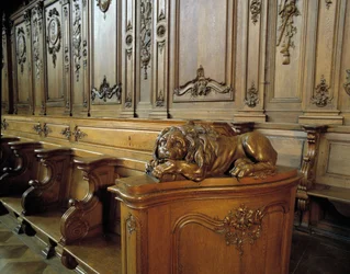 Barockarchitektur: Holzstall, der einen Löwen darstellt, Attribut des Evangelisten Markus. Chor (18. Jahrhundert) der Kirche St. Stephan. Innenansicht. Marmoutier, Bas-Rhin.