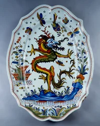 Fayence-Teller mit einem Drachen dekoriert. 18. Jahrhundert, Sevres