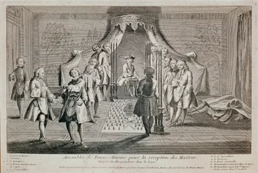 Freimaurerei: Versammlung der Freimaurer zur Aufnahme der Meister. Zeremonie für den Eintritt des Empfängers in die Loge. Er wird links dargestellt, mit dem zweiten Aufseher, der ihm einen freimaurerischen Dolch zeigt. Der Großmeister ist in der Mitte