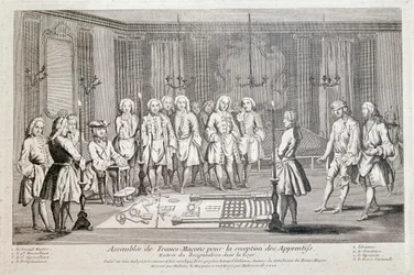 Freimaurerei: „Versammlung der Freimaurer zur Aufnahme von Lehrlingen“ Zeremonie für den Eintritt des Empfängers in die Loge. Er schreitet voran, mit verbundenen Augen, geführt vom zweiten Aufseher, zum Großmeister (links sitzend)