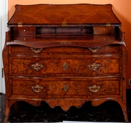Möbel: Kommode aus Zedernholz. Ca. 1735-1745. Privatbesitz