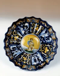 Godronnee Fayence-Tasse mit Engelot dekoriert