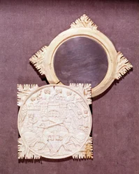 Elfenbeinspiegel und Schatulle mit der Darstellung einer ritterlichen Turnierszene. 1450-1500. Paris, Nationalmuseum des Mittelalters, Thermen von Cluny