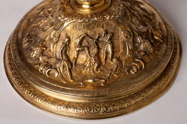 Metallbearbeitung. Kelch. Geschenk von Kanonikus A. Le Vaillant de la Bassarderie, Dekan des Domkapitels 1726 bis 1758. 18. Jahrhundert. Detail unten