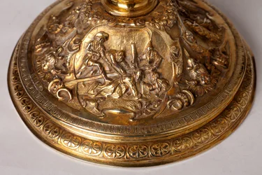 Goldschmiedekunst. Kelch. Geschenk von Kanonikus A. Le Vaillant de la Bassarderie, Dekan des Domkapitels 1726 bis 1758. 18. Jahrhundert. Detail unten.
