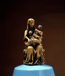 Heilige Anna, die Jungfrau und das Kind Elfenbeinskulptur des 14. Jahrhunderts. Realisiert im Norden Frankreichs. Musée Vivenel, Compiègne