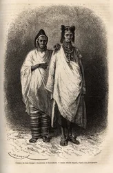 Sarakolese und Kassonkese Frauen, Bevölkerungen von Ober-Senegal, in traditioneller Kleidung. Gravur zur Illustration einer Kreuzfahrt an der Küste Afrikas, von Vizeadmiral Fleuriot de Langle, veröffentlicht in „Le tour du monde“ 1872, herausgegeben von Ed