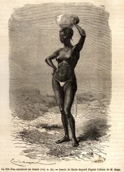 Die Tochter eines Marabouts aus Oualet (Mauretanien), trägt eine Schale auf dem Kopf, um schwarze Seife herzustellen. Gravur zur Illustration der Reise in den westlichen Sudan von Leutnant (Marine) M. Mage, 1863-1866, veröffentlicht in „Le tour du monde, n