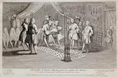 Die ersten und zweiten Aufseher legen den Empfänger auf den Sarg, der in der Loge gezeichnet ist. Der Großmeister steht hinter ihnen mit einem Hammer. Die drei Männer, die mit einem Tuch bedeckt sind, sind Empfänger, die noch nicht den Großmeistergriff erh