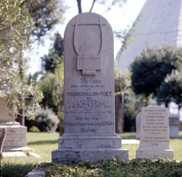 Grab des Dichters John Keats (1795-1821) auf dem protestantischen Friedhof von Testaccio in Rom. Epitaph: „Hier liegt einer, dessen Name in Wasser geschrieben war“