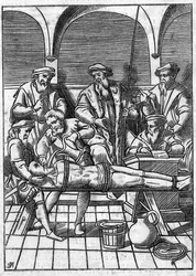 Folter im Mittelalter: die Wasserfrage. Mit Schnüren gefesselt, wird Wasser auf ein Tuch gegossen, das ihm bis tief in den Rachen geschoben wird. Stich aus dem 18. Jahrhundert nach einem Stich aus dem Mittelalter.
