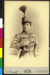Uniformierte Frau