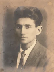 Ein Porträtfoto von Franz Kafka, Brustlänge