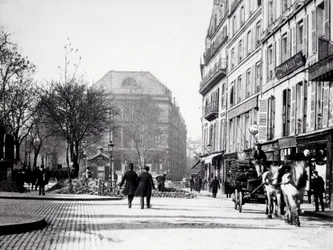 Eine Straße in Paris mit dem Ambigu-Theater (3. Arrondissement)