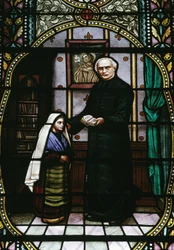 Bernadette und Abbe Peyramale, Buntglas in der Lourdes-Pfarrkirche, Languedoc-Roussillon-Midi-Pyrénées, Frankreich, 20. Jahrhundert