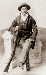 Calamity Jane mit ihrem Gewehr: Historische Fotografie der berüchtigten Grenzlandfigur Calamity Jane (Martha Jane Cannary, ca. 1850)