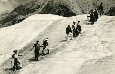 Chamonix (Haute-Savoie, Alpen): Überquerung des Mer de Glace durch eine Gruppe eleganter Touristen mit ihrem Savoyer Führer