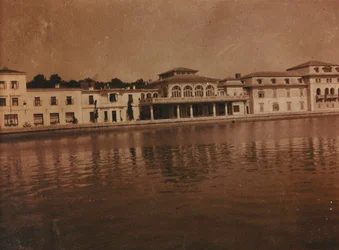 Fassaden einiger Gebäude am Wasser, auf der Insel Veliki Brijun, Brijuni-Inseln
