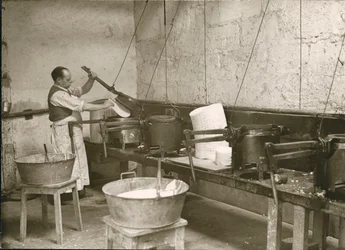 Frankreich, Centre, Indre-et-Loire (37), Tours: Laboratoire Metadier: Ein Mann bereitet die Formen zur Herstellung von Kalmine-Tabletten vor