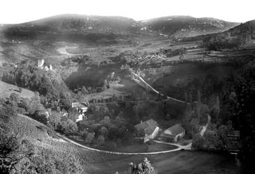 Frankreich, Rhône-Alpes, Ain (01), La Dorche: La Dorche, Dorf und Brücke
