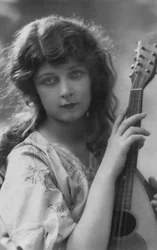 Französische Postkarte einer schönen jungen Frau mit neapolitanischer Mandoline, ca. 1912