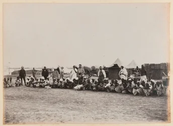 Gruppe von Einheimischen, Ordnance Store, Suakin, um 1884