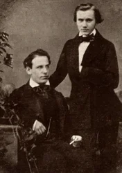 Johannes Brahms (1833-1897) deutscher Komponist, stehend, mit dem ungarischen Geiger Eduard Remenyi (1828-1898), mit dem er auf Tournee ging (Halbton von einem Foto)