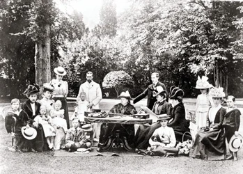 Mitglieder der britischen Königsfamilie, darunter König George V, König Edward VIII, um Königin Victoria auf einer Gartenparty